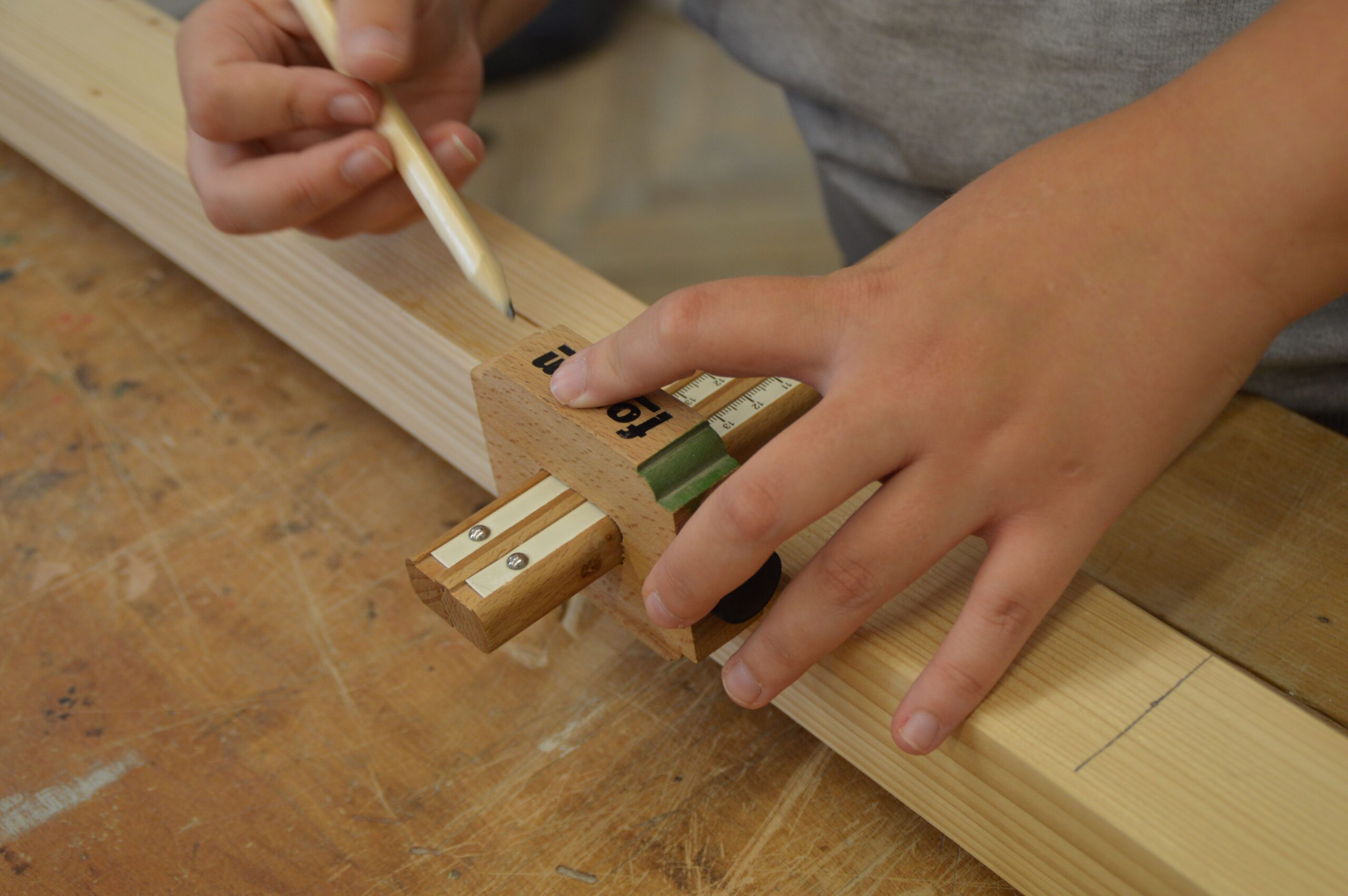 Kinder in der Holzwerkstatt